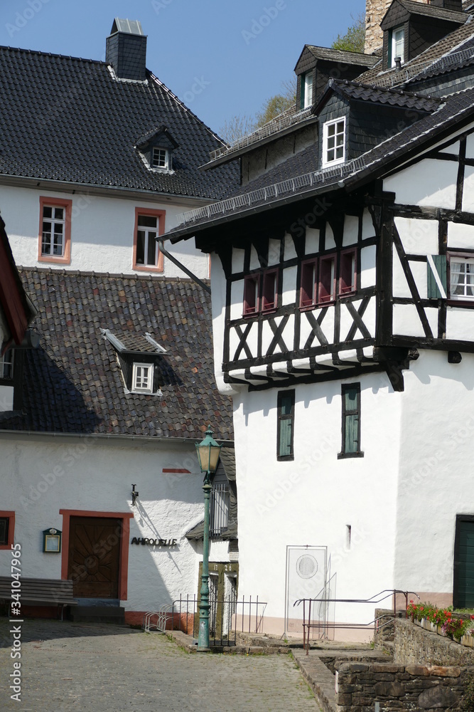 Fachwerkhäuser und Ahrquelle in der Altstadt von Blankenheim / Eifel