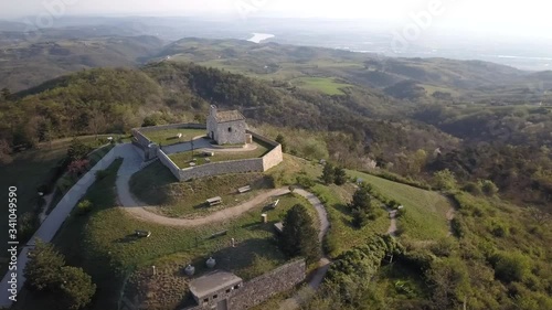 Drone panorama de la chapelle du Pic du Belvedere de Saint-Romain de Lerps Ardèche France photo