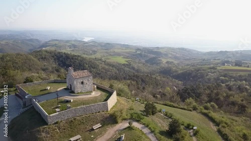 Drone panorama de la chapelle du Pic du Belvedere de Saint-Romain de Lerps Ardèche France