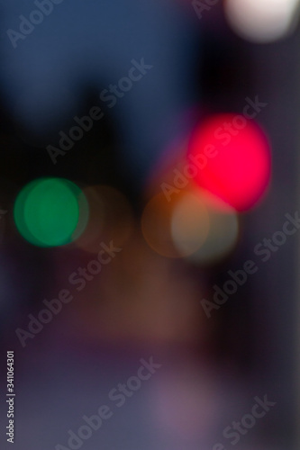 Bokeh einer Straße bei Nacht mit verschiedenen Lichtern in mehreren Farben im Hintergrund