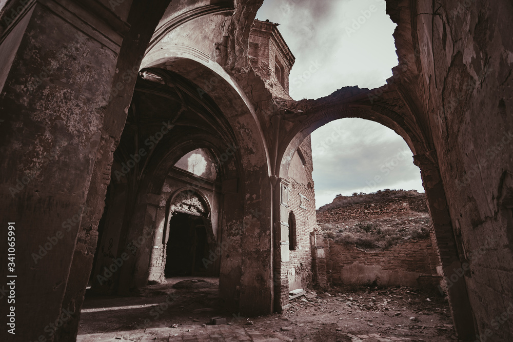 restos en ruinas del interior de iglesia en belchite viejo, aragon españa, restos de la guerra civil española