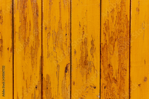 Gelbe Holzwand aus Brettern mit Struktur