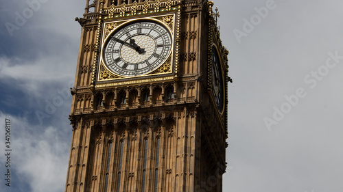 Ansicht von unten auf die Uhr des Big Ben Tower in London, England