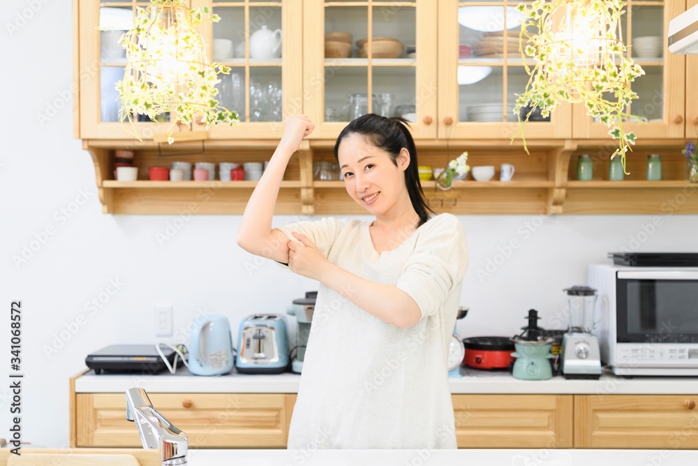 キッチンに立つ女性
