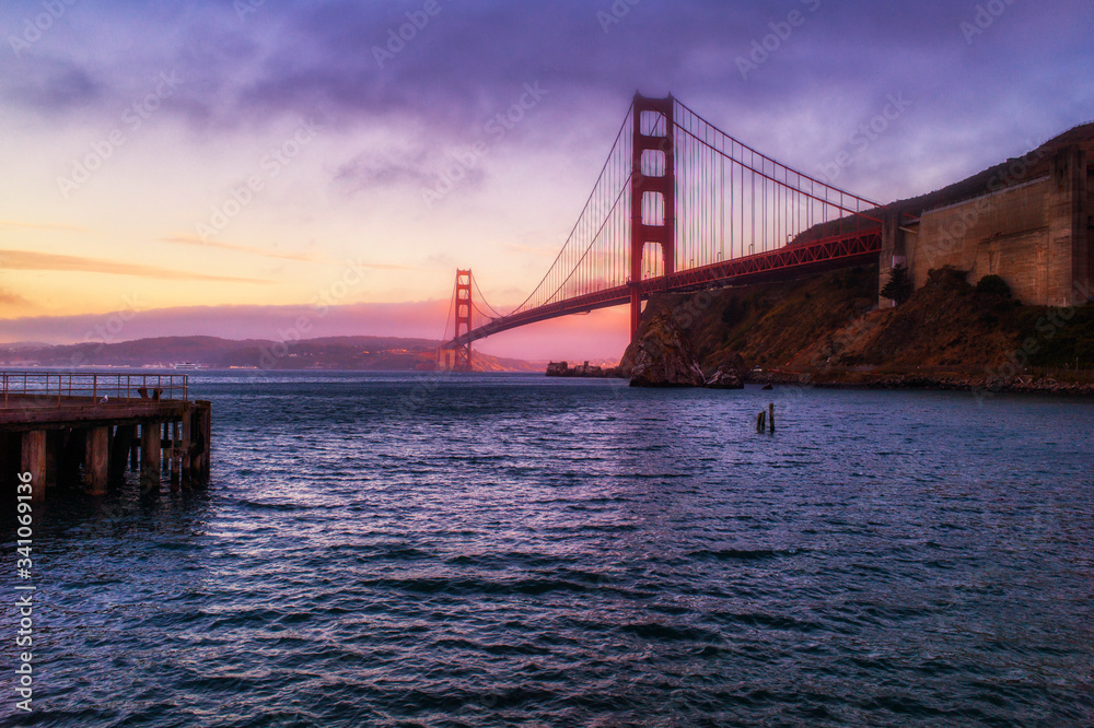 Fototapeta premium Golden Gate Bridge at sunset over San Francisco Bay