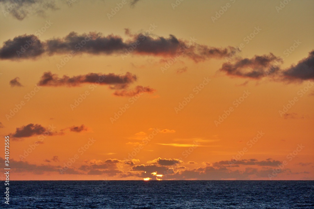 Sonnenaufgang über dem Meer