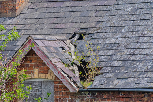 Cuadro en lienzo Damaged slate roof tiles on a pitched roof
