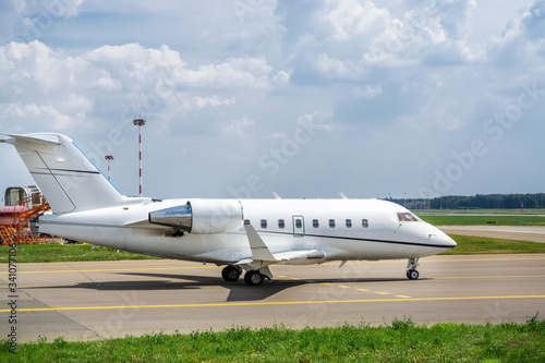 Fotografie, Tablou Business jet moves on taxiway to the runway