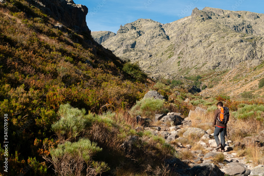 Montañero en la ruta hacia Cinco Lagunas desde Navalperal de Tormes, en el Parque Regional de la Sierra de Gredos.