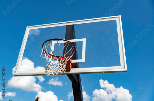 A basket ball hoop on an out door court © Enrico Della Pietra