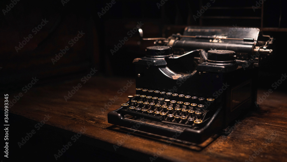 Antique black typewriter - obrazy, fototapety, plakaty 