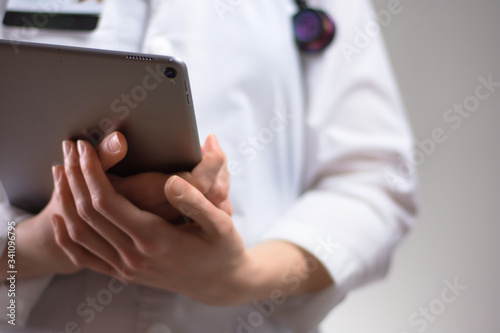 Fotografía Tablet in the hands of healthcare professional up close
