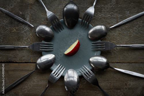 Schilderij op canvas A piece of fruit surrounded by cutlery.