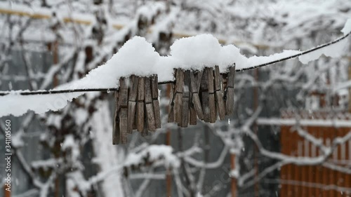 PINZAS DE MADERA PARA ROPA CON NIEVE 2