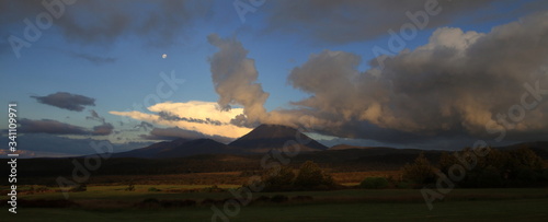 Krajobraz z wulkanem i wieczornym niebem Nowa Zelandia