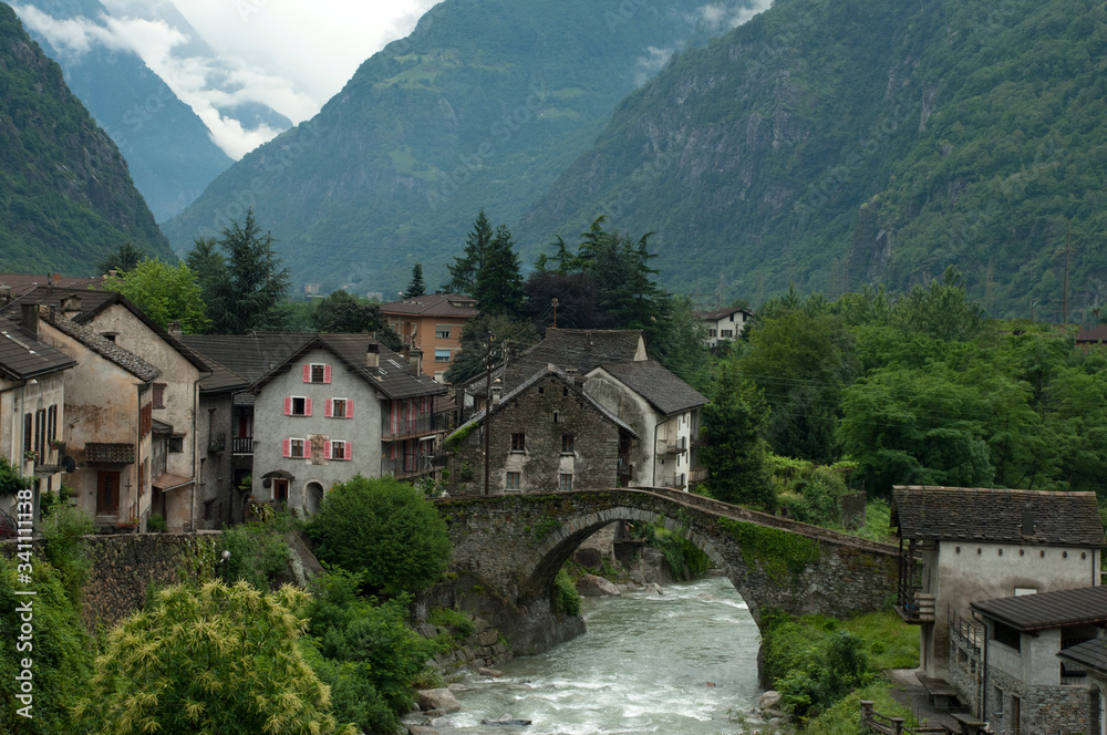 Schweiz, Tessin, Leventina, Giornico mit Steinbrücke über den Ticino