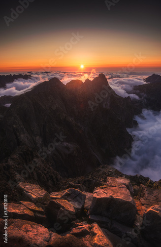 Krajobraz gór z inwersją w dolinie o zachodzie słońca, jak widać z Rysy Peak w Tatrach Wysokich na Słowacji