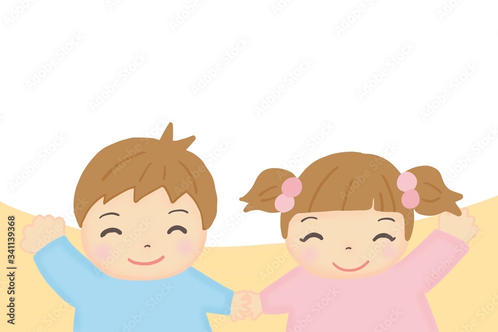 笑顔で手を繋ぐ男の子と女の子 笑顔で手を繋ぐ男の子と女の子