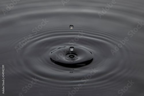 Gota de agua cayendo sobre una superficie liquida formando ondas © Edgar1 BJ