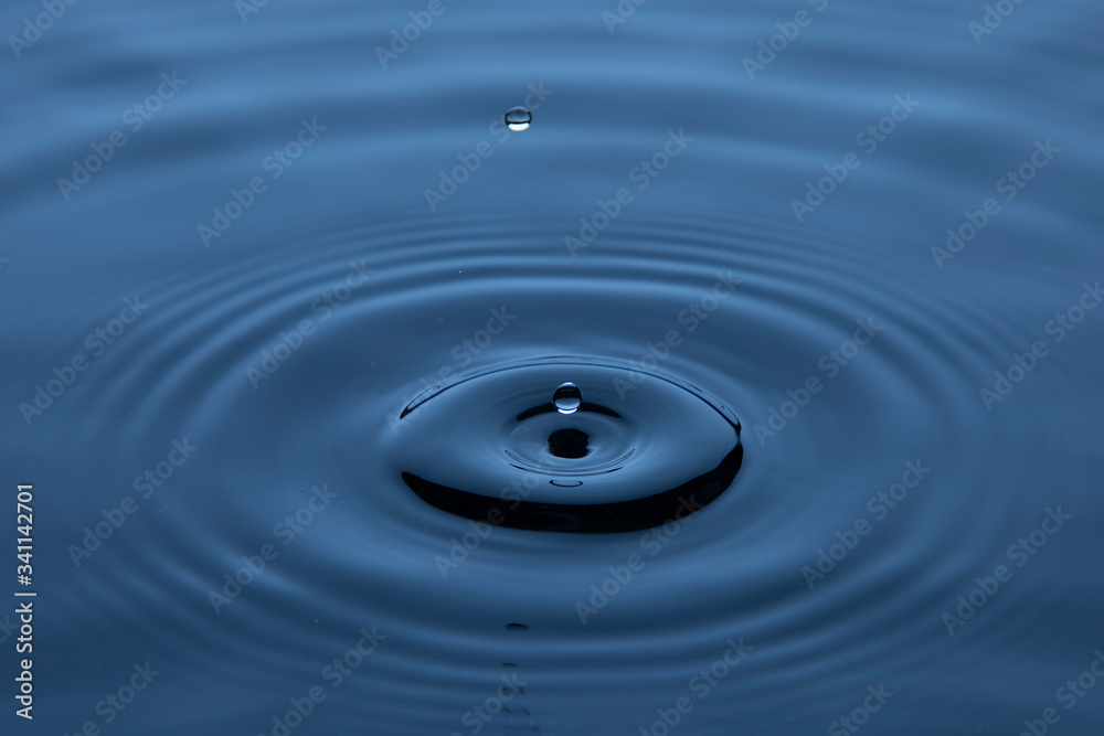 Gota de agua cayendo sobre una superficie liquida formando ondas Gota de agua cayendo sobre una superficie liquida formando ondas