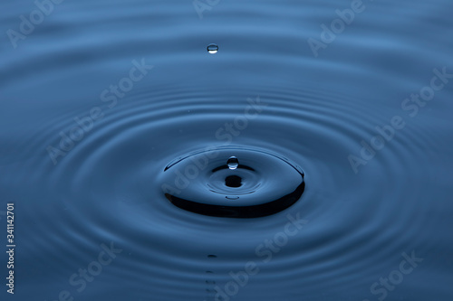 Gota de agua cayendo sobre una superficie liquida formando ondas