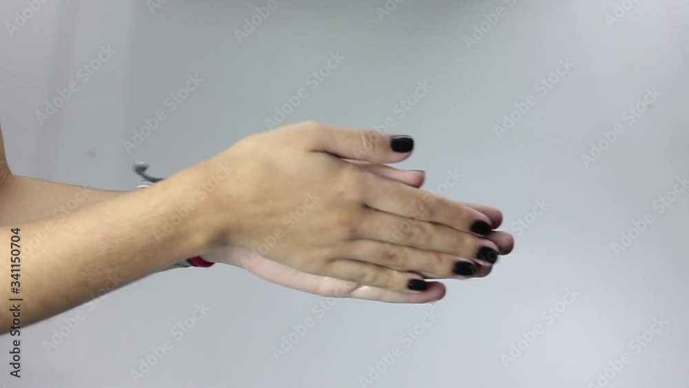 Mãos de mulher usando álcool gel, desinfetante para as mãos, contra o coronavírus ou o vírus Covid-19 e outros vírus.