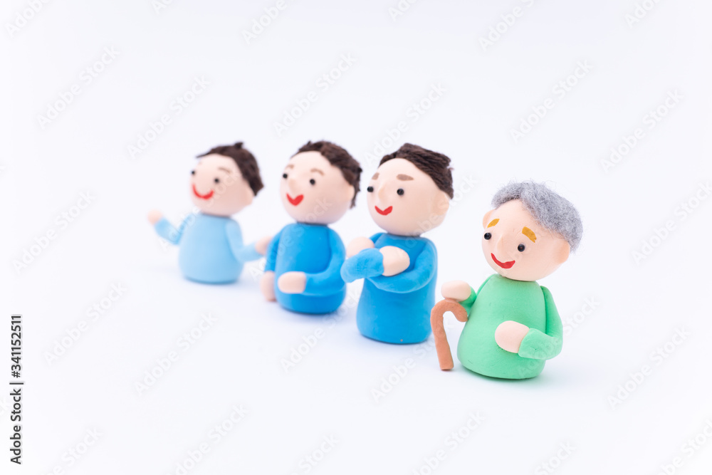 手作り紙粘土人形 4世代の男女が集まる様子 手作り紙粘土人形 4世代の男女が集まる様子