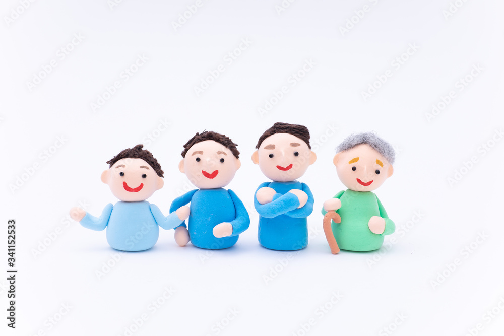 手作り紙粘土人形 4世代の男女が集まる様子 手作り紙粘土人形 4世代の男女が集まる様子