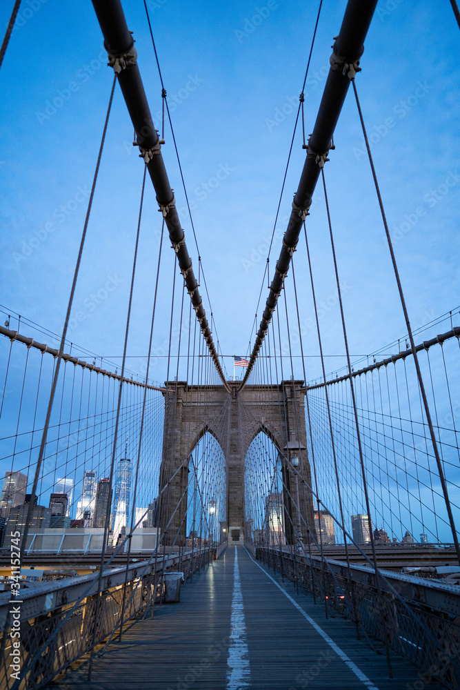 Naklejka premium Brooklyn bridge sunrise close up look. blue hour. 