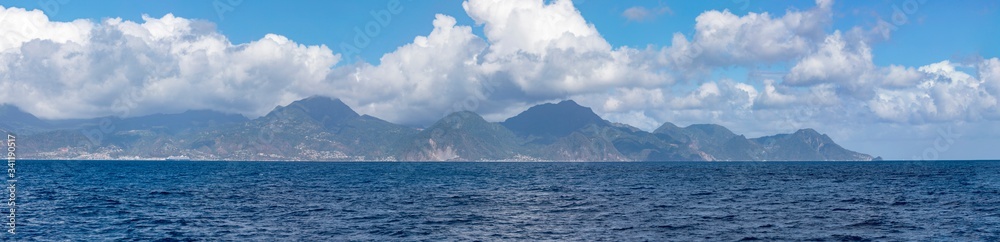 Dominica, Sicht auf die Hügel der Insel in der Karibik, Panorama