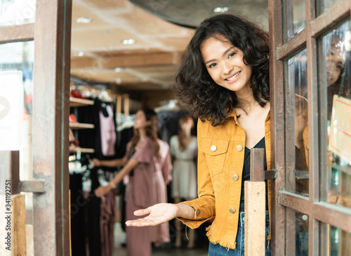 Εκτύπωση καμβά beautiful young asian fashion shop owner at her boutique standing proudly welcom