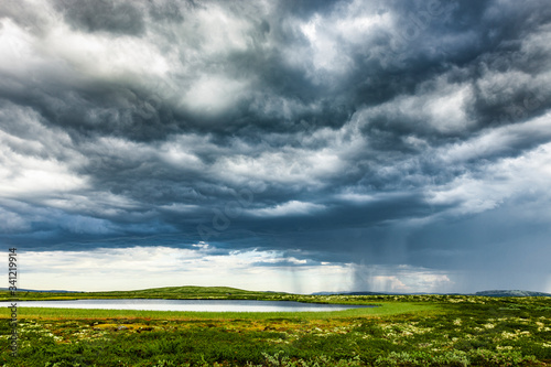 Regenwolken über dem Venabygdsfjell im Rondane Nationalpark in Norwegen