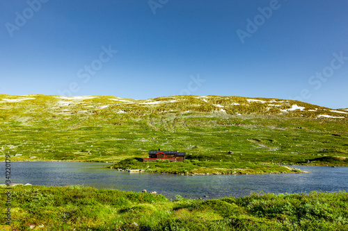 Blockhaus am Ufer eines Sees bei Skjåk, Norwegen