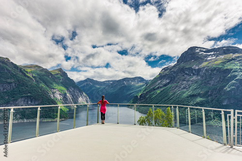Geirangerfjord vom Aussichtspunkt bei Hellesylt