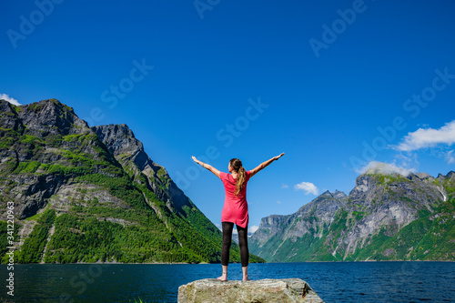 Blick auf den Hjørundfjord in Norwegen, Skandinavien