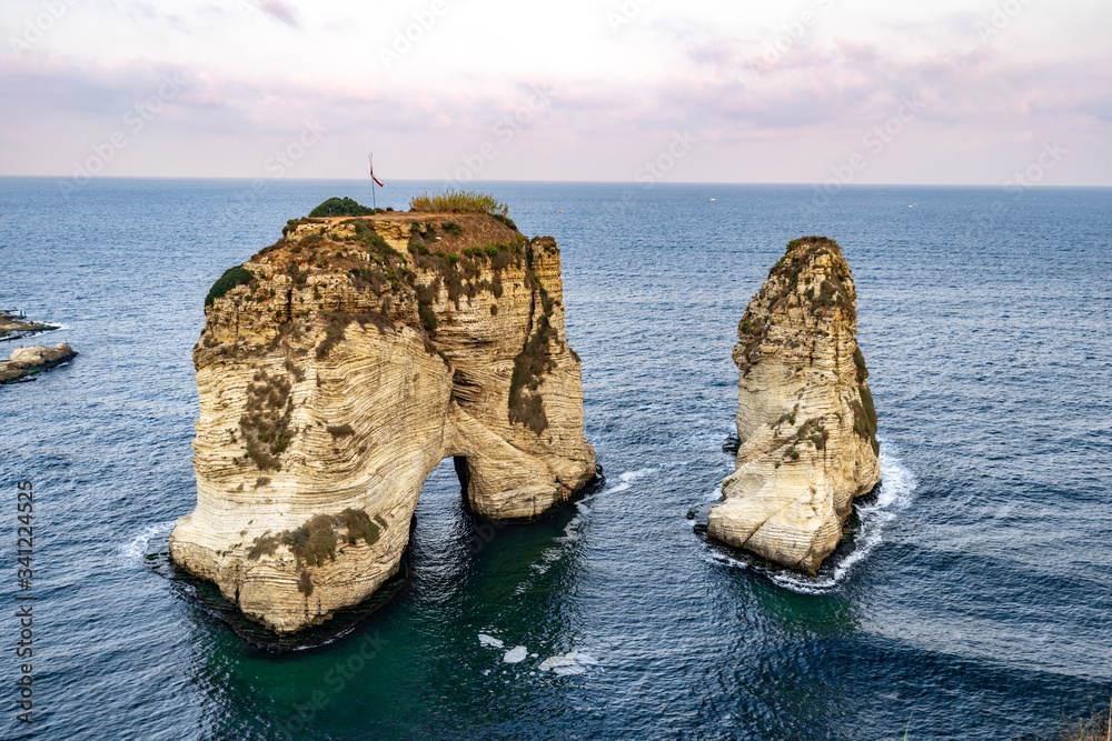 Naklejka premium Rawsha (Raouché) Rock in the Mediterranean Sea, Beirut, Lebanon