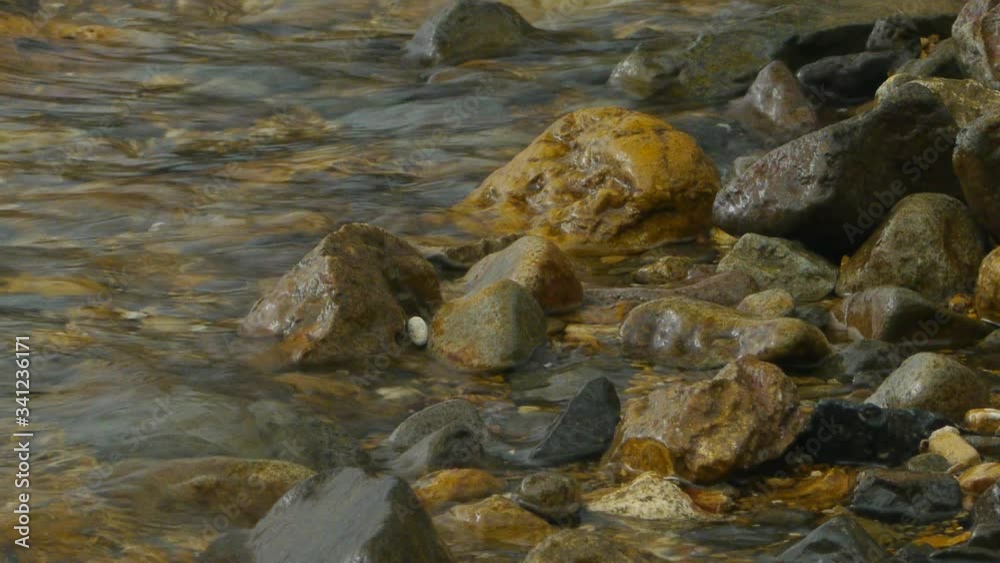 丸い小石のある水辺風景 丸い小石のある水辺風景
