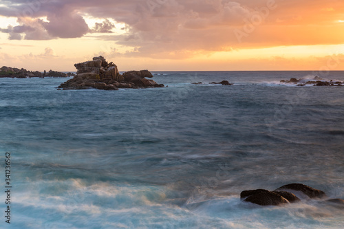 Photos Costa de Galicia al atardecer con interesantes formaciones rocosas y una bonita