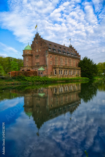 Hauptgebäude eines Wasserschlosses in Gladbeck Wittringen © hespasoft
