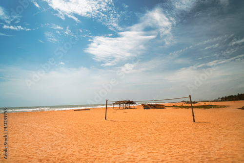 Rajska plaża, błękitne niebo i boisko na siatkówki plażowej. photo