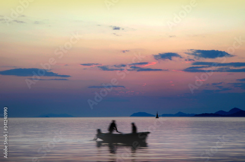 Pescatore in mare al tramonto su un’isola in Croazia © vincenzo