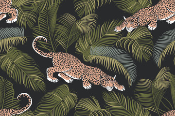 Sierkussen Tropische print patronen Sluipende jaguar tussen palmbladeren donker  © INESA