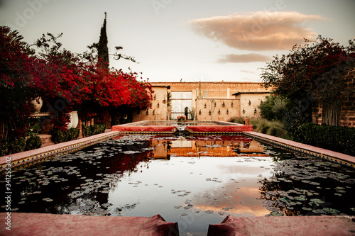 Fotografie Bassin d'un Riad de luxe à Marrakech au coucher du soleil