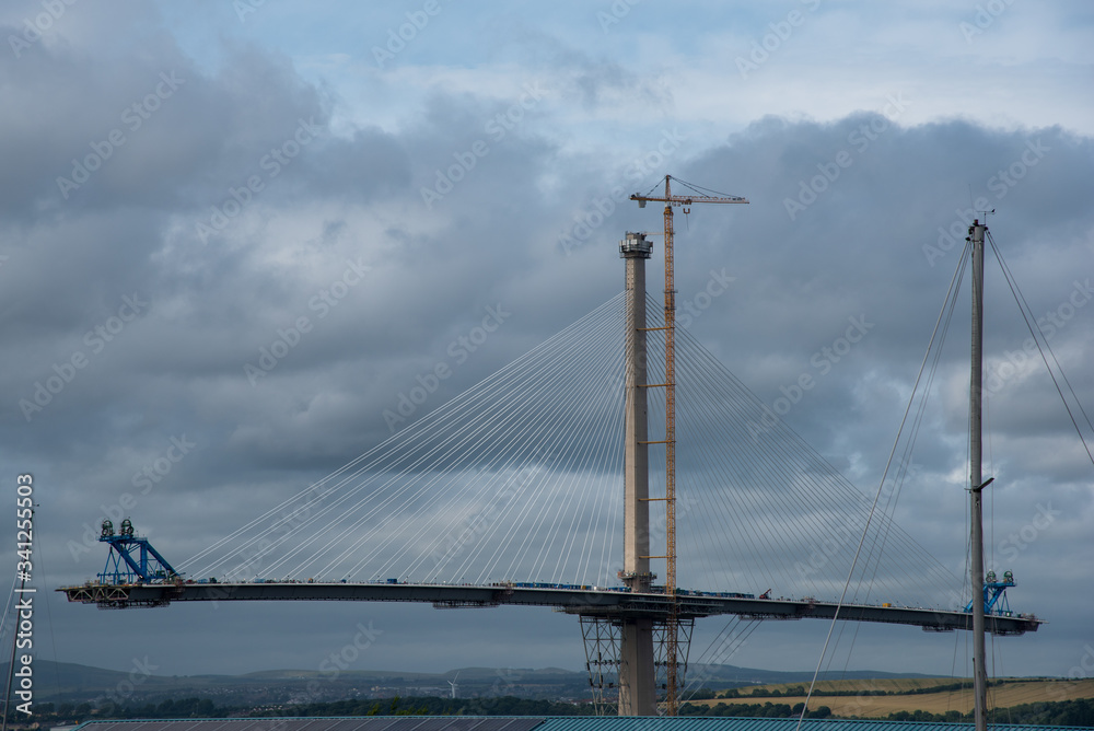 Hangebrücke im Bau