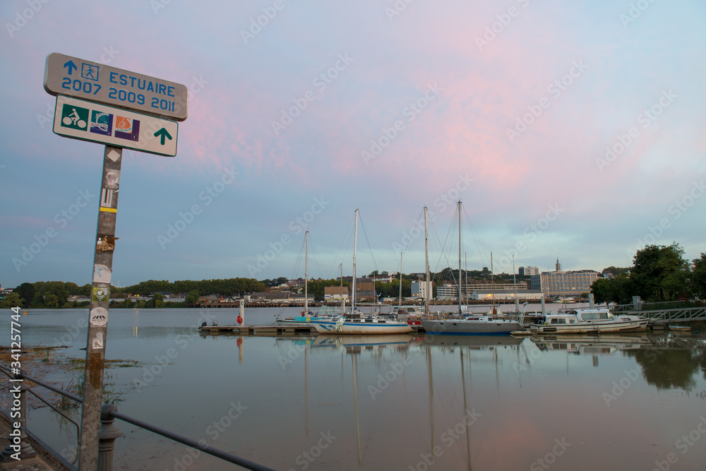 quai au bord d'un fleuve près de la ville de Nantes en France au lever du jour