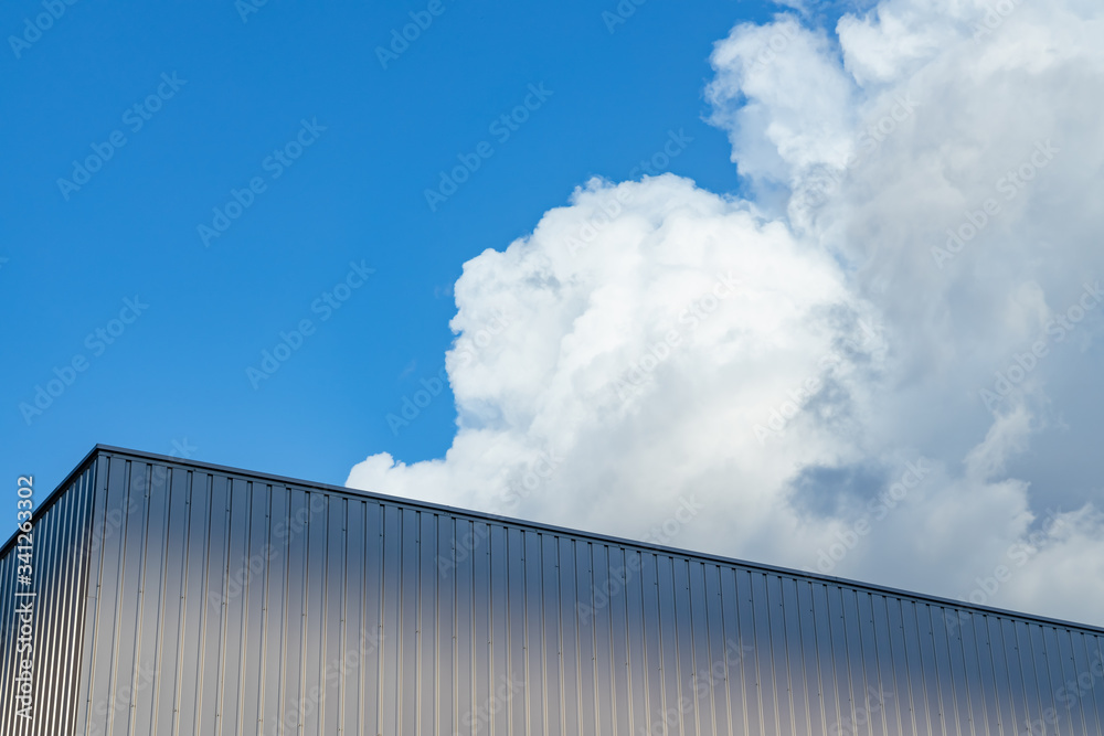 青空と雲と建物