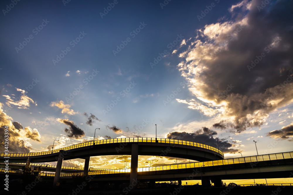 Fototapeta premium 青空と頑丈な高架橋
