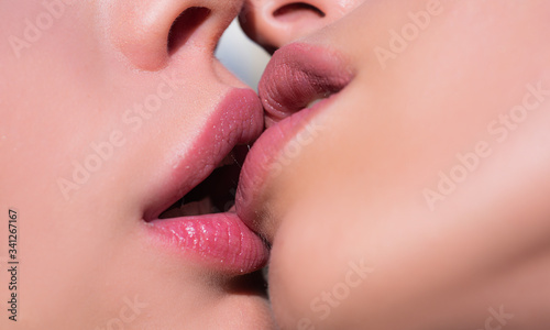 Foto Two women kissing