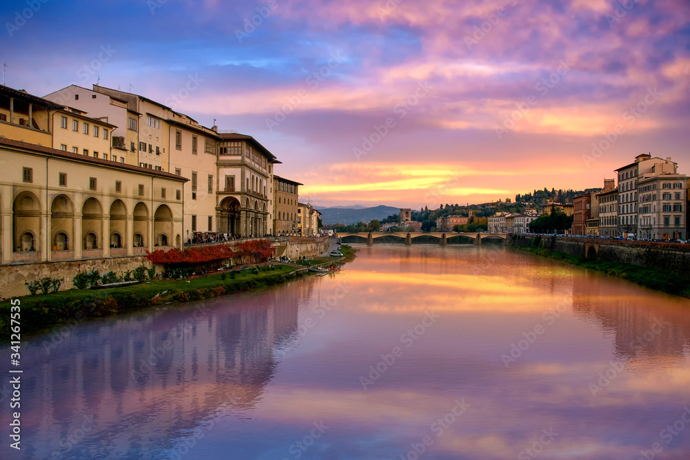 Río Arno a su paso por la ciudad de Florencia, Italia	