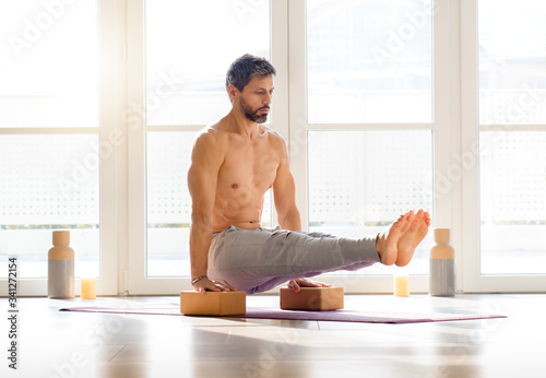 Fotografie Male athlete doing calisthenic L sit exercise on bricks